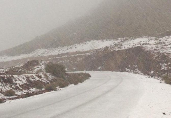 شاهد.. الثلوج تغطي جبال علقان واللوز و”نيوم”