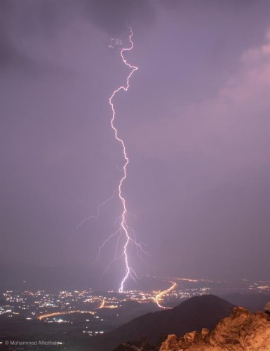 شاهد.. منظر خلاب للحظة رصد البرق من جبال كرا شرق مكة المكرمة