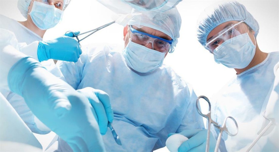 فريق طبي بمدينة الملك فهد الطبية ينقذ حياة طفل أصـابته طلقة طائشة واستقرت في ظهره (فيديو)