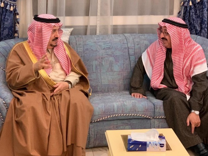 الأمير فيصل بن بندر يقدم العزاء في الأميرة أضواء بنت عبدالعزيز بن محمد ” رحمها الله “