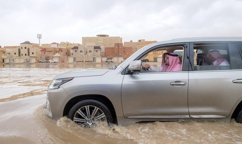 بالصور.. أمير القصيم يتفقد أحياء بريدة المتضررة إثر العواصف والأمطار