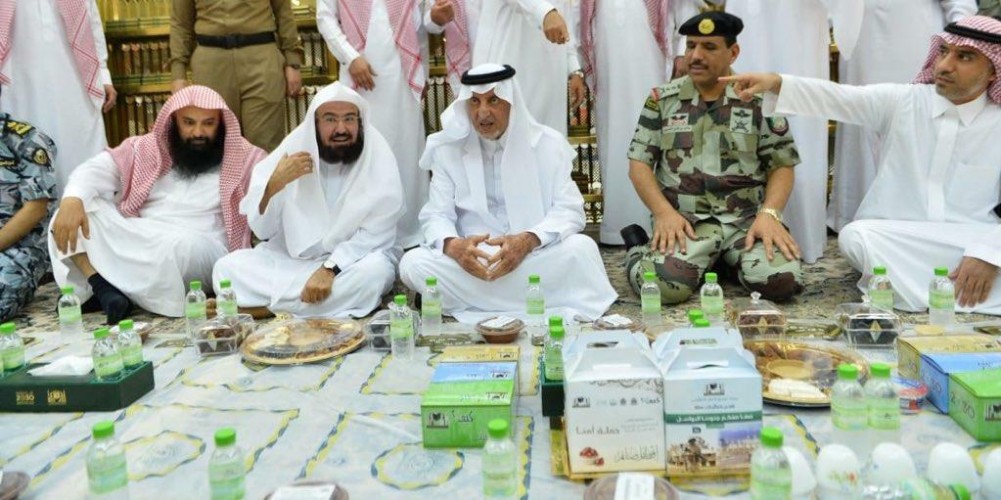 شاهد.. خالد الفيصل يشارك رجال الأمن طعام الإفطار بالمسجد الحرام