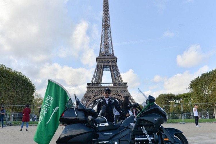 رحالة سعودي يطوف بلدان العالم بدراجته احتفالاً باليوم الوطني ويختتم رحلته في باريس (صور)