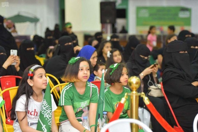 بالصور.. فتيات ينشدن السلام الملكي بلغة الإشارة في تبوك احتفاء باليوم الوطني