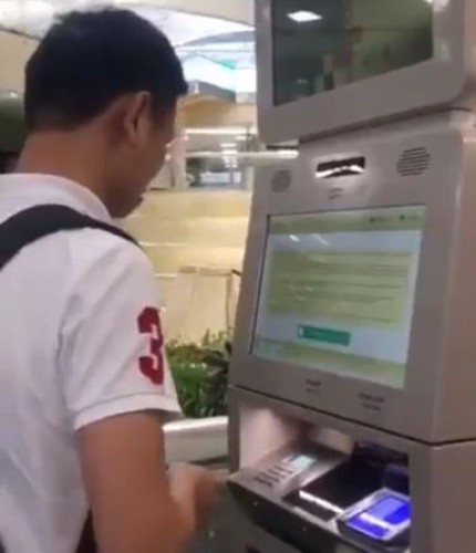 بالفيديو ..في دقائق معدودة.. أول سائح صيني ينهي إجراءات التأشيرة الإلكترونية في مطار الرياض