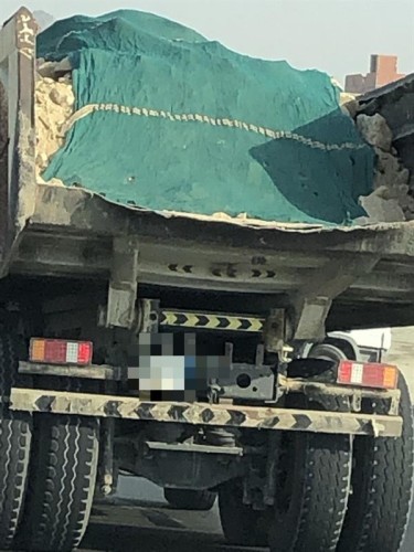 بالصور.. ايقاف شاحنات محملة بقطع صخرية بدون أبواب خلفية بالعاصمة المقدسة