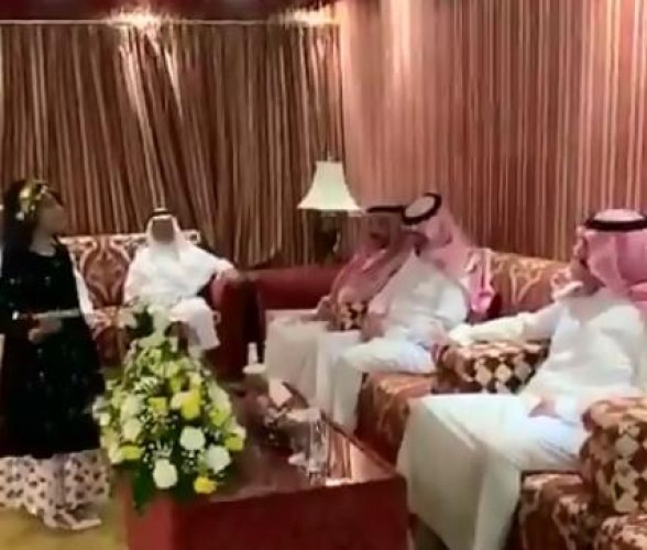 فيديو.. أمير الجوف يلبي رغبة طفلة طلبت مقابلته عبر مقطع نشرته بمواقع التواصل