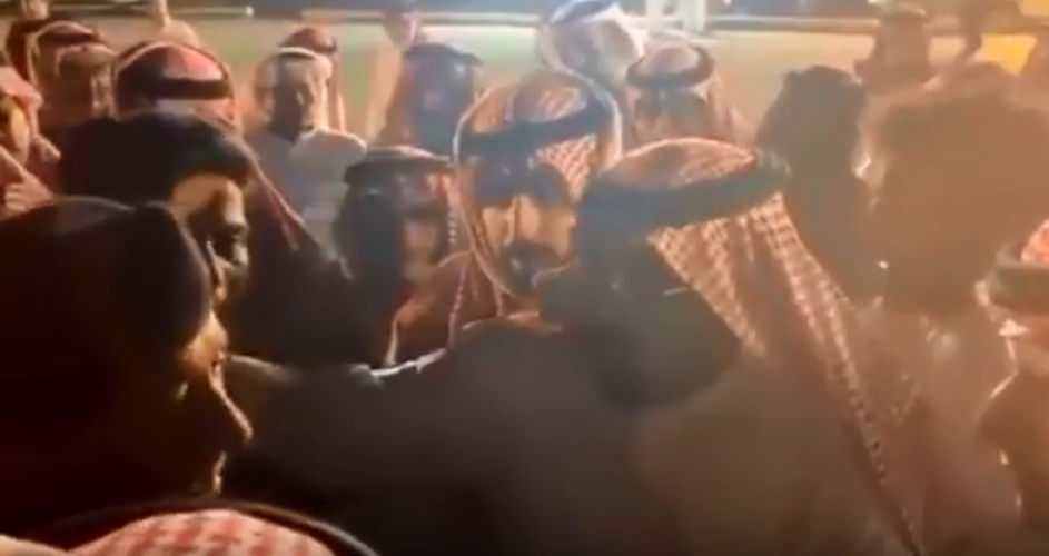 فيديو.. زميل اللواء الفغم يبكيه بحرقة أثناء تقديم العزاء لوالده