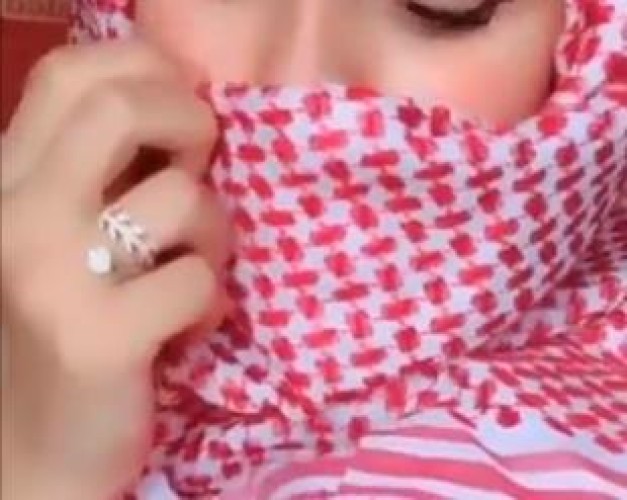 “شماغ البسام” تنفي علاقاتها بفيديو دعائي لفتاة ترتدي منتجاً لها