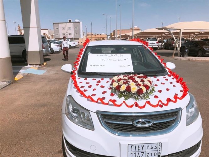 بالصور.. موظفون بعرعر يهدون زميلهم سيارة جديدة بعد أن تعرّض لـحادث