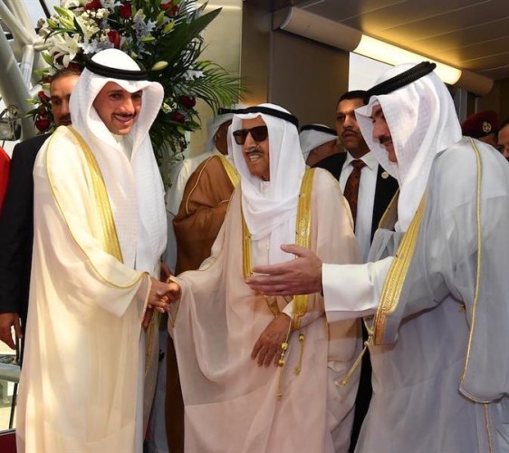 بالفيديو..شاب يوزع الحلوى بالحرم المكي فرحاً بعودة أمير الكويت إلى بلاده