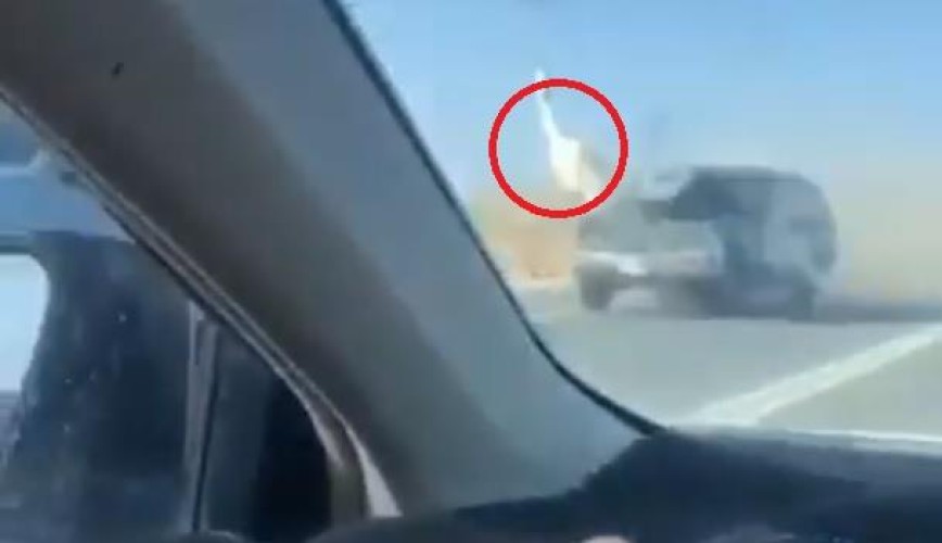 بالفيديو.. لحظة اصطدام قائد مركبة بإبلٍ سائبة على طريق سريع بالمملكة