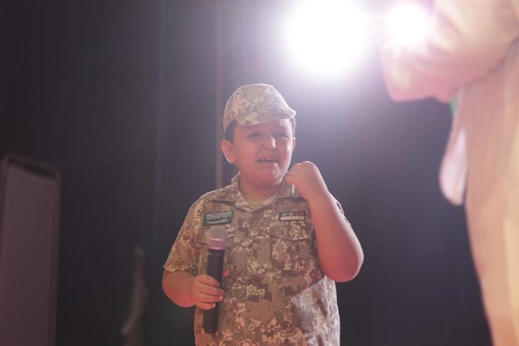 “يا ويل من يقرب حدود السعودية”… طفل يبكي أثناء إلقاء قصيدة وطنية بمحايل (فيديو)