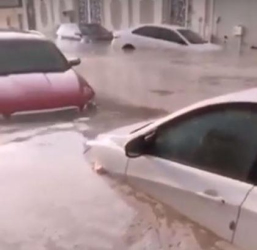 فيديو.. السيول تغمر بعض شوارع مكة المكرمة وتتسبب في غرق عدد من المركبات
