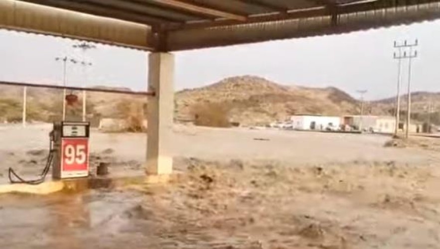 شاهد.. سيول جارفة على قرية “ملَح” بخليص لا مثيل لها منذ 30 عاماً
