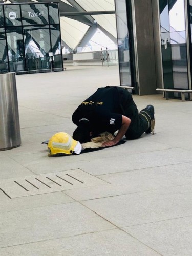 بين منهك وساجد.. هكذا بدا رجال الدفاع المدني بعد السيطرة على حريق محطة القطار بجدة