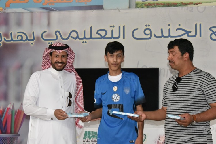 الخندق يكرم المشاركين بيوم الوطن 89