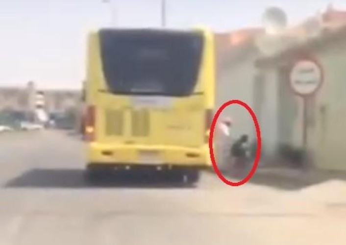 *”تعليم عنيزة” يشكر سائق حافلة مدرسية ويُعِدُ تكريما له*