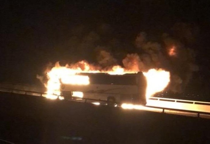بالصور..اشتعال النيران في حافلة إثر حـادث على طريق الهجرة.. ومصادر: وفـاة أكثر من 30 معتمراً