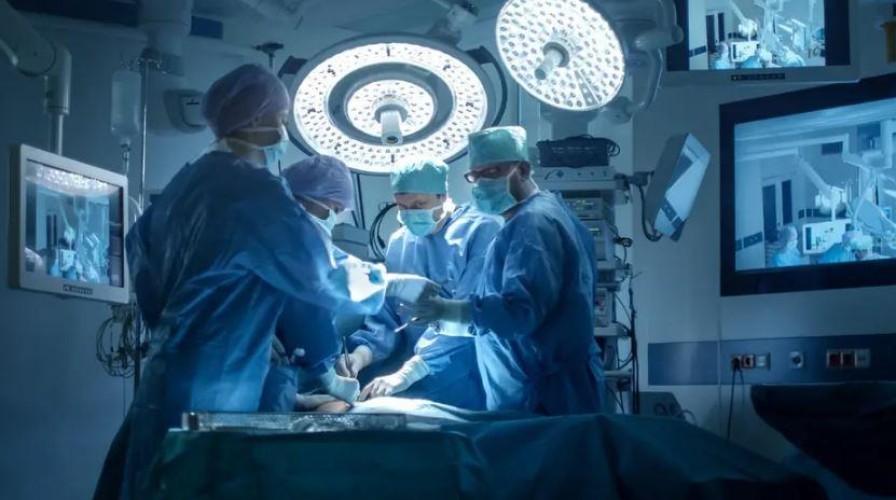 فريق طبي بمستشفى بجدة ينهي معاناة أربعينية باستئصال ورم أقعدها عن الحركة