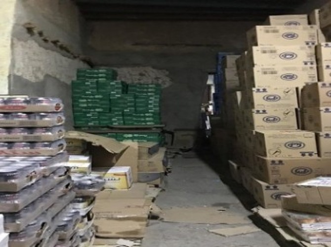 بالصور .. ضبط منازل طينية تُخزن مواد غذائية بطريقة غير آدمية في الرياض