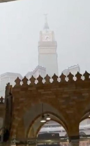 بالفيديو.. أصوات الرعد تتخلل الأذان في الحرم المكي.. وصاعقتان تضربان برج الساعة