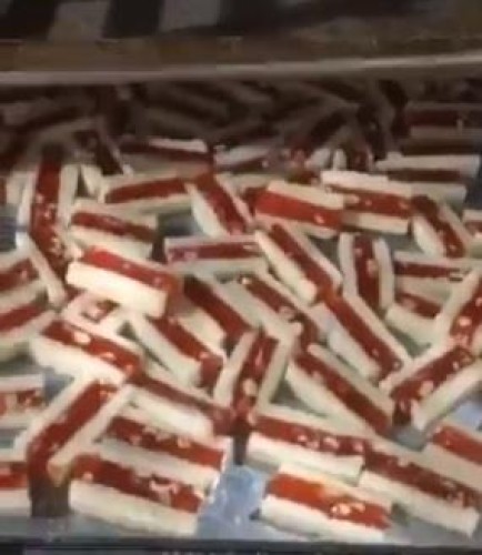 فيديو.. لحظة مداهمة فرق التجارة معملاً لتصنيع الحلويات تديره عمالة مخالفة في حائل