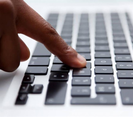 السجن 6 أشهر والجلد والغرامة لمواطن تورط في جريمة نصب واحتيال إلكتروني