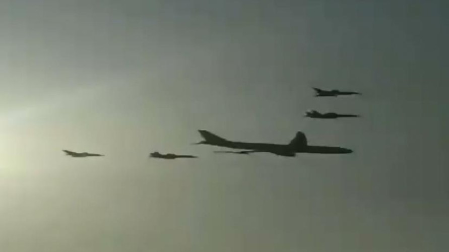 هذه حقيقة الفيديو المهيب لطائرات مقاتلة ترافق طائرة مدنية في أجواء الرياض