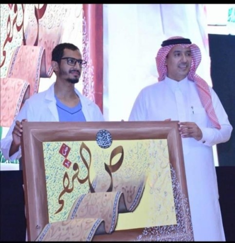 طبيب يُفاجئ معلمه في الابتدائية خلال احتفال بـ”يوم المعلِم” بتكريمه وتقبيل رأسه