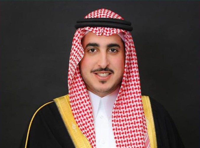 أمير الجوف يوجه بالتحقيق في فيديو “عمالة رصف الطريق” بالقريات والرفع إليه بالنتائج