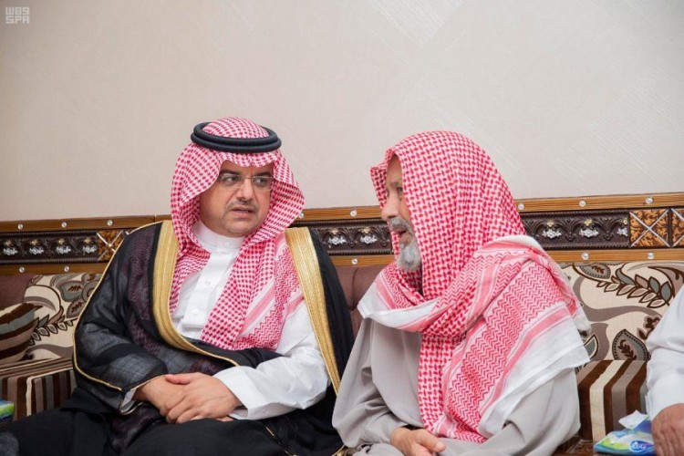 بالصور.. محافظ حفر الباطن يعزي أسرة المتوفين جراء الأمطار التي شهدتها المحافظة