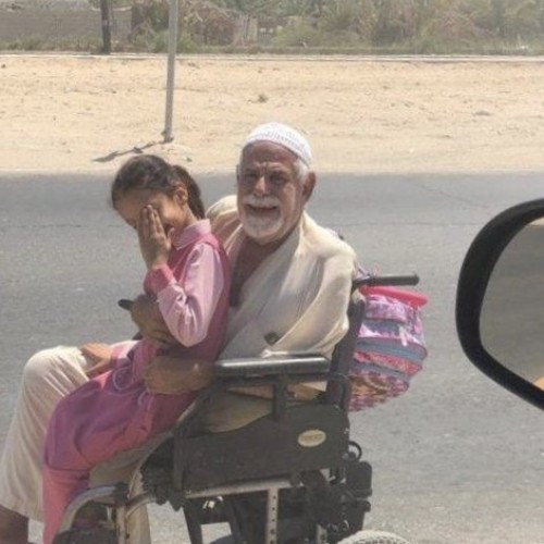 مسن قعيد ينقل ابنته المريضة على كرسي متحرك إلى المدرسة للعام الثاني بالإحساء … ومفاجأة من فاعل خير تنهي معاناته