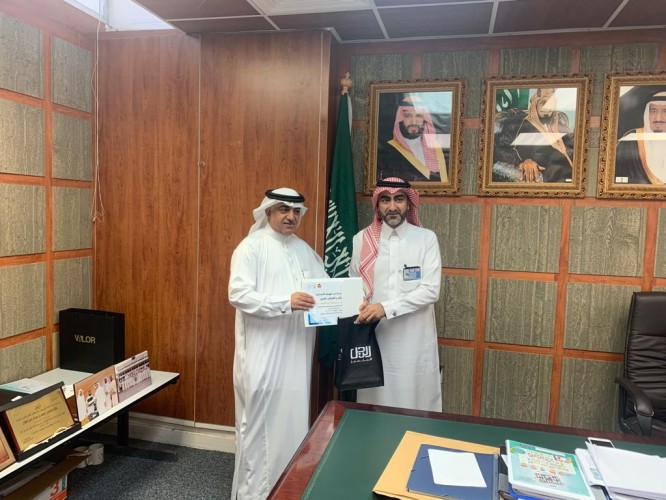 ابتدائية ابن الهيثم بالهفوف تكرم الزميل زهير الغزال