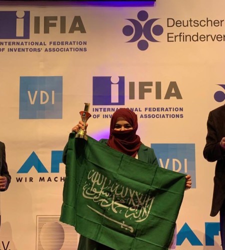 طالبة طب تحقق المركز الأول في معرض اينا للمخترعين في ألمانيا