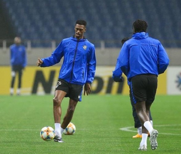 صور.. الهلال يجري تدريباته الأخيرة على ملعب المباراة.. و”رزافان”: مباراة صعبة سنخوضها بمسؤولية عالية