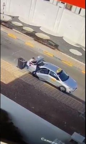 فيديو..خادمة تستخدم صندوق قمامة لتهريب مسروقات من منزل مكفولها وصديقتها تنتظرها بسيارة أجرة