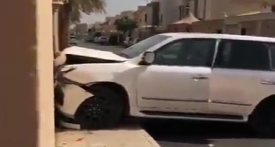 بالفيديو… مواطن يوثق اقتحام سيارة لجدار منزله