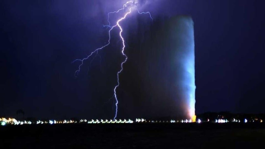 بالصور.. مشهداً مبهراً للبرق وهو يعانق نافورة جدة