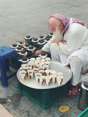 بالصور.. مسن يوزع الشاي مجاناً على زوار مسجد قباء بالمدينة المنورة