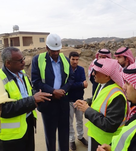 “الشراري” يتفقد مشاريع الطريق الرديف الشمالي بأبها ..وينذر المقاول بسحب المشاريع