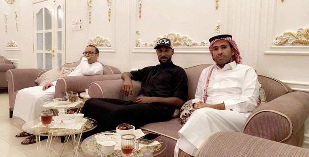 شاهد.. أسرة سعودية تستضيف الفرنسي “أنيلكا” في المدينة.. واللاعب يعبر عن سعادته