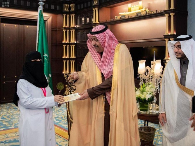 أمير الباحة يكرّم مواطنة أنقذت مصاباً في حـادث سير