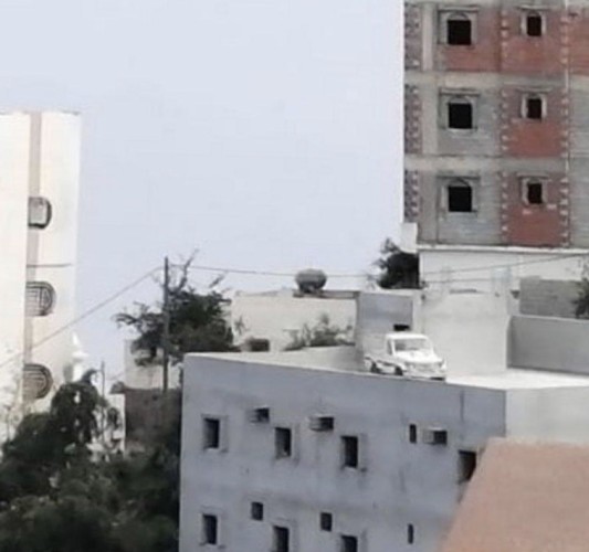 مواطنون يجعلون أسطح منازلهم مواقف لسياراتهم بـ فيفاء