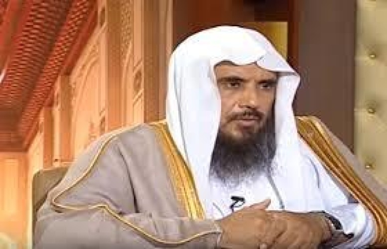 مُسافر جمع الصلاة ووصل لوجهته قبل دخول وقت الصلاة الثانية فماذا يفعل؟.. الخثلان يوضح (فيديو)