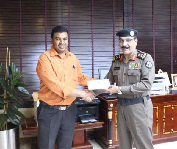 أمير منطقة الرياض يكرم مقيم نظير أمانته