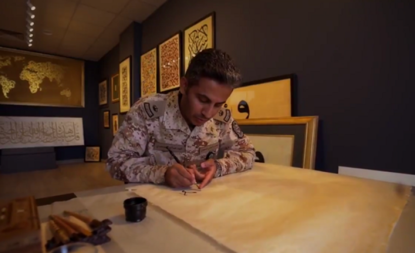 بالفيديو.. شعار اليوم العالمي للغة العربية يصممه رائد بـ”الحرس الوطني”