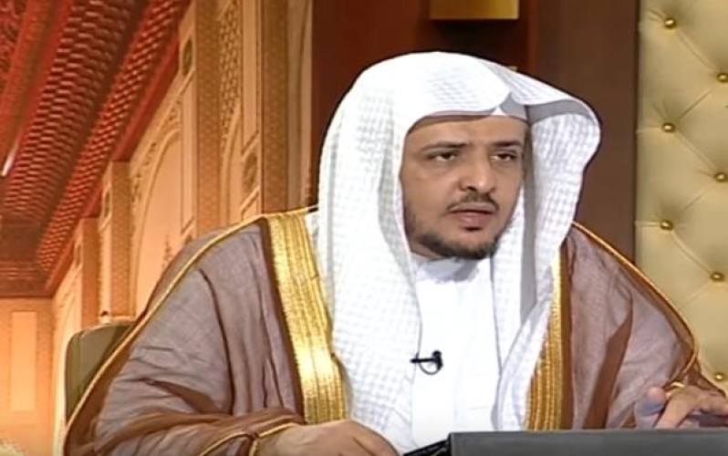 الشيخ “المصلح” يوضح حكم أخذ الكفيل مبلغاً ثابتاً شهرياً من المكفول (فيديو)