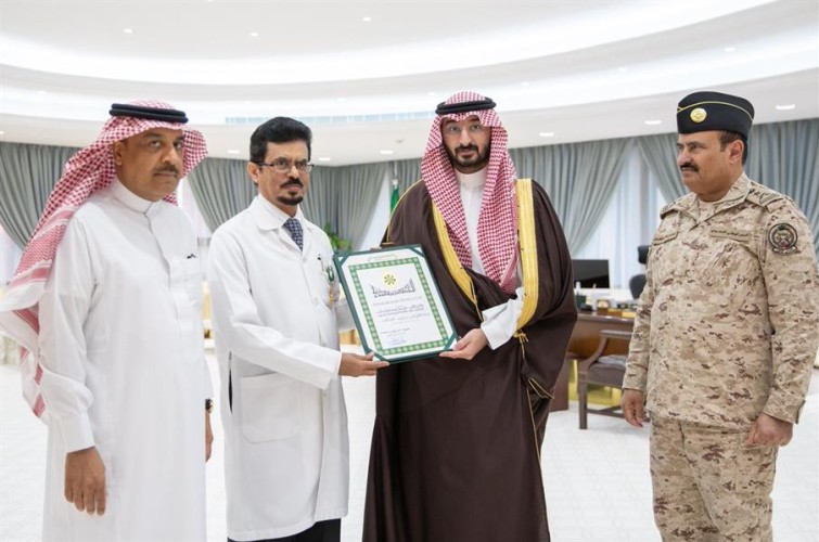 بعد صدور أمر ملكي بذلك.. وزير الحرس الوطني يقلّد البارقي وسام الملك فهد لتميزه في المجال الطبي