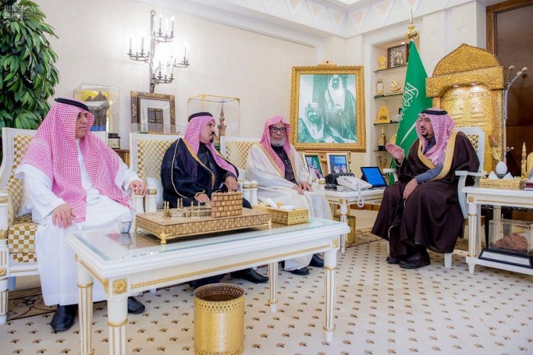 بالصور..أمير القصيم يستقبل ورثة نورة العبري بعد تنازلهم عن حقهم الشرعي